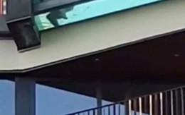 Cặp đôi 'mây mưa' ngay bể bơi tầng thượng ốp kính trong suốt, người đi đường đỏ mặt nhưng không ít phấn khích dùng điện thoại để ghi hình