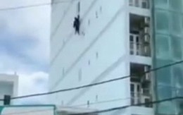 Rùng mình cảnh người đàn ông buông mình từ tòa nhà cao tầng xuống đất như phim hành động