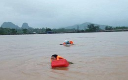 Phó chủ tịch huyện ở Quảng Bình vật lộn giữa dòng nước lũ suốt 1km