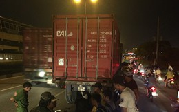 Xe SH dính chặt dưới gầm sau khi tông vào đuôi xe container dừng đậu, nam thanh niên tử vong