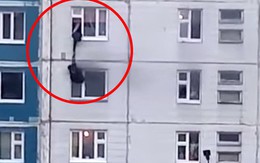 ‘Anh hùng’ lạ mặt thả dây qua cửa sổ, cứu cô gái trẻ khỏi căn hộ bốc cháy