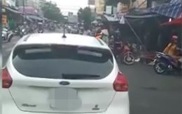 Một phụ nữ vô tư dừng xe ô tô giữa ngã 3 đông người qua lại chỉ để đi chợ