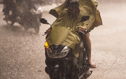 Mưa lớn, gió giật đúng giờ tan tầm, người dân chật vật tìm đường về nhà