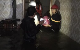 Nghệ An: Mẹ ôm con 18 tháng tuổi ngồi trên nóc tủ vì nước ngập ngang nhà, sợ hãi gọi công an giải cứu