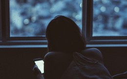 Cô gái 16 tuổi bị mù màu vì sử dụng điện thoại di động quá nhiều