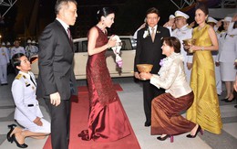 Lần đầu xuất hiện sau sóng gió hậu cung, Hoàng hậu Thái Lan tươi cười rạng rỡ khi tham dự sự kiện cùng chồng