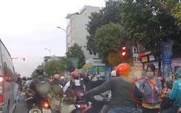 Phẫn nộ clip yêu râu xanh thò tay sàm sỡ cô gái phát tờ rơi ngay giữa đường phố Hà Nội