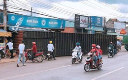 Kinh hoàng thùng container văng xuống đường làm 2 người thương vong, người thân khóc nghẹn tại hiện trường