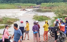 Lật ghe, 5 người bị hất xuống dòng nước chảy xiết