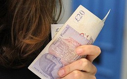 Chỉ 37% người Anh sẵn sàng trả nợ thay cho bạn đời