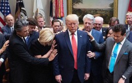 Cố vấn tâm linh cầu nguyện cho ông Donald Trump giữa sóng gió luận tội