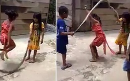 Báo Tây 'phát sốt' vì trẻ em Việt dùng rắn nhảy dây