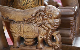 Cận cảnh bộ bàn ghế làm từ gỗ mun hàng trăm năm tuổi gần một tỷ đồng ở Hà Nội