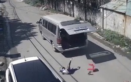 Sốc với hình ảnh xe ô tô chở học sinh tiểu học cua gấp khiến các bé rơi khỏi xe