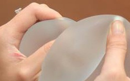 Cô gái ở TP.HCM bị vỡ 2 túi độn ngực cùng lúc