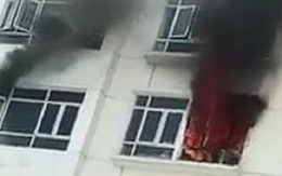 Cháy chung cư 26 tầng ở đường Lê Văn Lương, hàng trăm cư dân tháo chạy giữa trưa
