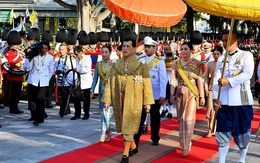 Quốc vương và Hoàng hậu Thái Lan dự lễ rước thuyền, sự kiện được cho là gián tiếp khiến Hoàng quý phi bị phế truất