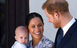 Vợ chồng Meghan Markle công bố thiệp Giáng sinh theo cách đặc biệt nhưng bị chê là đạo đức giả, gây chú ý nhất là bé Archie