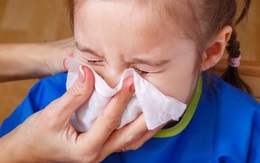 Sai lầm tai hại của cha mẹ khiến cho trẻ "bệnh chồng bệnh" từ việc dùng khăn lau mũi