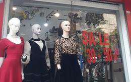 Tranh thủ mùa sale khủng cuối năm, chị em công sở mải miết mua sắm quên cả giờ về