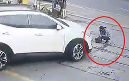 Nữ nhân viên gác chắn bị ô tô tông gãy chân khi đang làm việc