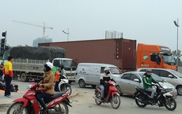 Chùm ảnh: Xe tải, xe container hoành hành khắp Thủ đô, gây ùn tắc giao thông dịp sát Tết