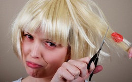 Bị bã cao su dính vào tóc đừng vội dùng kéo cắt mà hỏng cả bộ tóc, cách đơn giản sau đây sẽ giúp bạn lấy nó ra dễ dàng