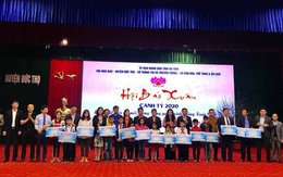 Báo Gia đình & Xã hội trao quà cho người nghèo tại Hội báo Xuân 2020 tỉnh Hà Tĩnh