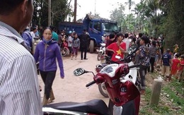 Xe tải lùi cán chết 1 học sinh tiểu học, người dân vây giữ hiện trường