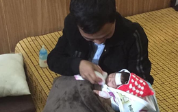 Hưng Yên: Xót xa bé gái sơ sinh tật nguyền bị mẹ giấu trong đống gạch ở cổng chùa