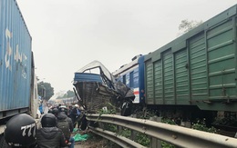 Hà Nội: Tàu hỏa “vò nát” ô tô chở cá băng qua đường ray, 1 người nguy kịch