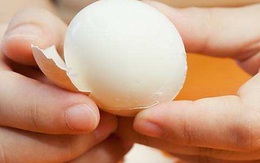 Muốn bóc vỏ trứng luộc nhanh mà không bị bong lòng trắng chỉ cần nhớ kĩ điều này