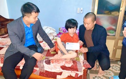 Báo Gia đình và Xã hội trao 34 suất quà Tết cho người nghèo ở huyện Nghi Xuân (Hà Tĩnh)