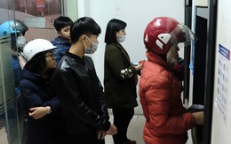Hà Nội: Công nhân xếp hàng dài rút tiền tại cây ATM trước lúc về quê đón Tết