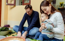 Chồng Tây của Lan Phương học gói bánh chưng
