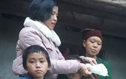 Cậu bé nghèo cõng khối u đi học nhận quà đầu xuân của độc giả Báo Gia đình & Xã hội gửi tặng
