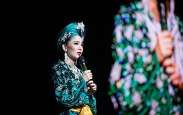 Mẹ ca sĩ Lệ Quyên giấu mặt trên sân khấu biểu diễn cùng con gái