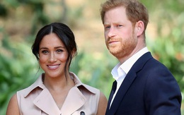 Chỉ một hành động của Nữ hoàng Anh, vợ chồng Harry - Meghan đã dính nghi án bị loại khỏi hoàng gia