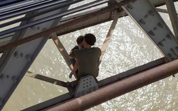 Hà Nội: Buồn chán chuyện gia đình, cha ôm con 7 tháng tuổi định tự tử ở cầu Long Biên