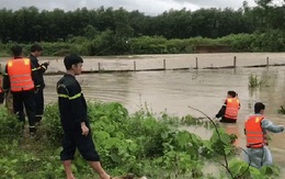 Hàng chục cán bộ chiến sĩ đội mưa tìm kiếm người dân bị nước lũ cuốn trôi ở Đà Nẵng