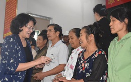 Phó Chủ tịch nước thăm, tặng quà gia đình chính sách và người dân vùng lũ Quảng Bình