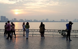 Người dân Hà Nội thích thú tận hưởng khung cảnh hồ Tây chiều thu đẹp nhất trong năm