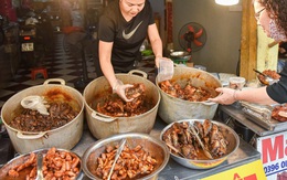 'Bí mật' quán cá kho phổ cổ Hà Nội, bà chủ bán 200kg cá mỗi ngày