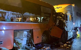 Ôtô khách chở 40 người đối đầu xe container, 2 người tử vong