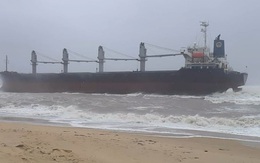 Tàu hàng 'siêu to', nặng gần 30 ngàn tấn bị trôi dạt mắc cạn ở bờ biển Quảng Bình