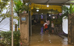 Nước lũ dâng lên tràn vào nhà khi gia đình đang chuẩn bị tang lễ cho Chủ tịch huyện hy sinh tại Rào Trăng