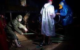 Quảng Trị: Đội mưa, căng mình trong đêm khắc phục sạt lở, tìm kiếm nạn nhân mất tích