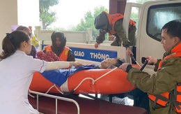 Công an Hà Tĩnh vượt lũ đưa bệnh nhân đi cấp cứu