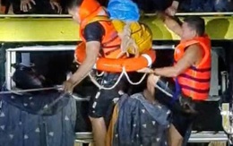 Quảng Bình: Trắng đêm ngược dòng nước lũ giải cứu hàng chục người hoảng loạn trên nóc xe khách bị cuốn trôi