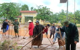 Quảng Bình: Lũ rút, tất bật dọn trường đón học sinh